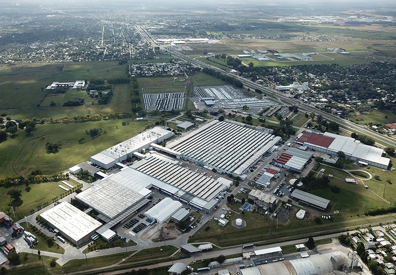 Mercedes-Benz reinició su producción en la Argentina